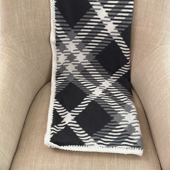 LIGHTWEIGHT SOFT FLEECE CUDDLE UP THROW IN BLACK WHITE AND GRAY - Picture 1 of 4